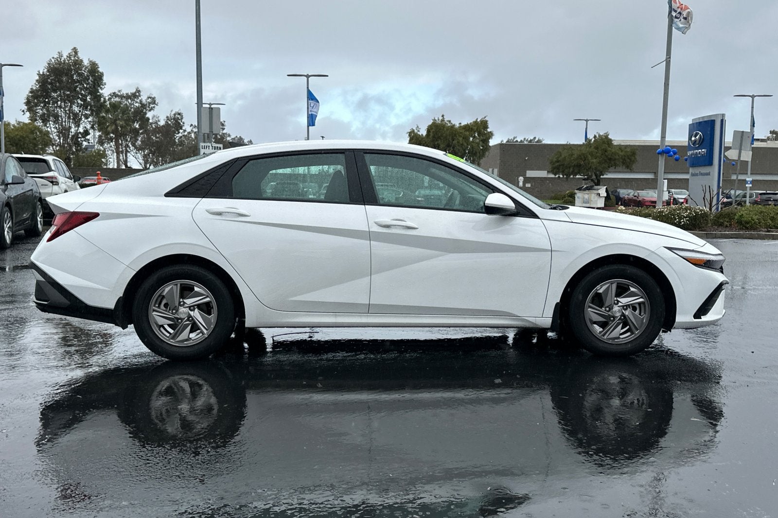 2025 Hyundai ELANTRA SE