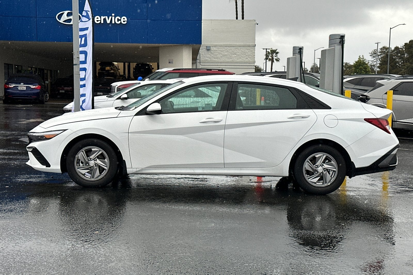 2025 Hyundai ELANTRA SE